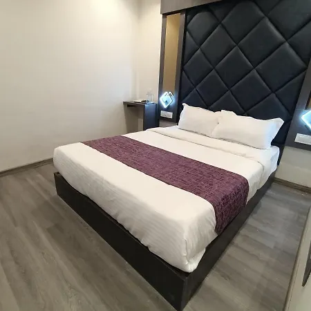 Hotel Classio Andheri - Near Dn Nagar Metro Station 3*