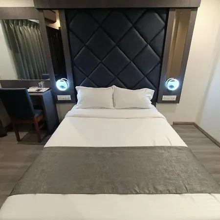 Classio Andheri - Near Dn Nagar Metro Station Hotel