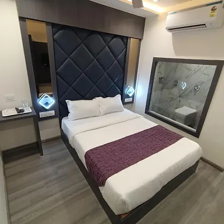 Classio Andheri - Near Dn Nagar Metro Station Hotel