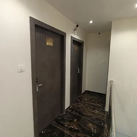 Classio Andheri - Near Dn Nagar Metro Station Hotel