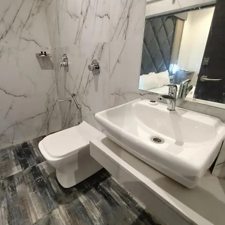 Classio Andheri - Near Dn Nagar Metro Station 3*