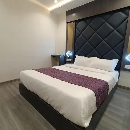 Classio Andheri - Near Dn Nagar Metro Station 3*