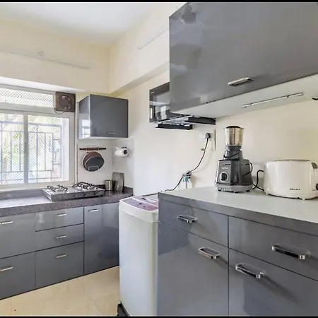 Apartment Brand New Modern 1 Bed , 1 Living , 2 Bath *