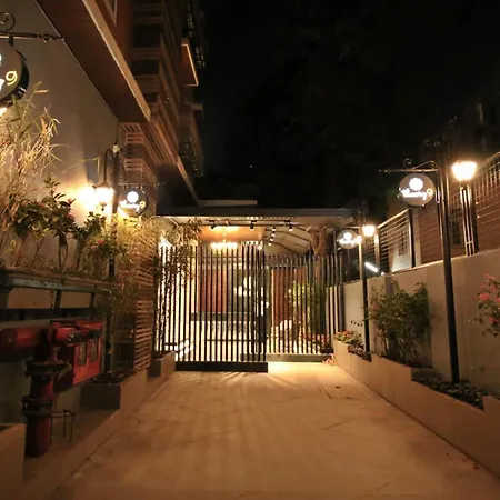 Theory9 Premium Service Bandra Apartment