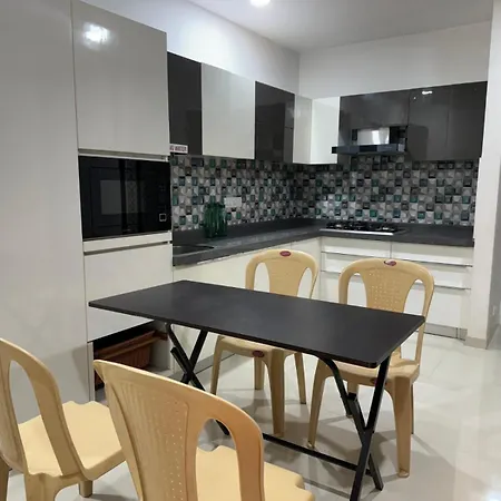 Apartment Luxurious 4bhk In Kandivli Spacious Scenic And Family Friendly *