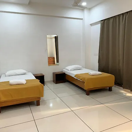 Luxurious 4bhk In Kandivli Spacious Scenic And Family Friendly *