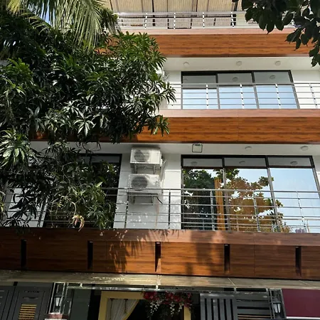 Apartment Luxurious 4bhk In Kandivli Spacious Scenic And Family Friendly