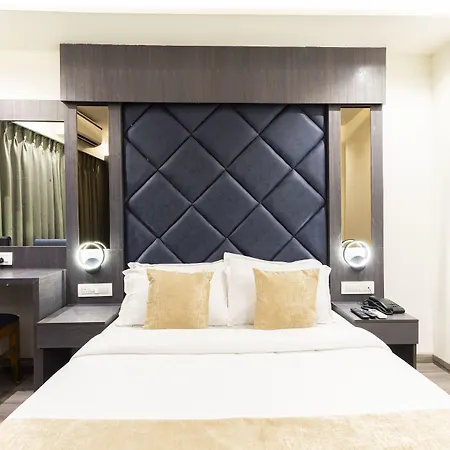 Classio Andheri - Near Dn Nagar Metro Station 3*