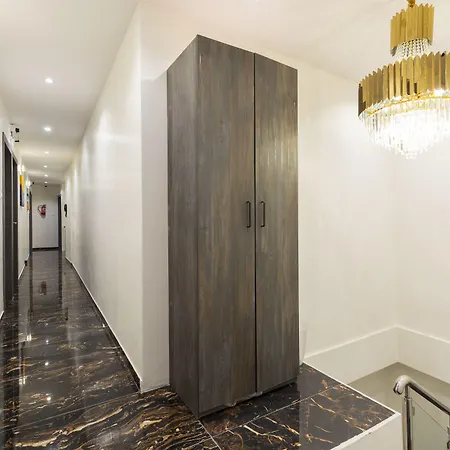 Classio Andheri - Near Dn Nagar Metro Station 3*