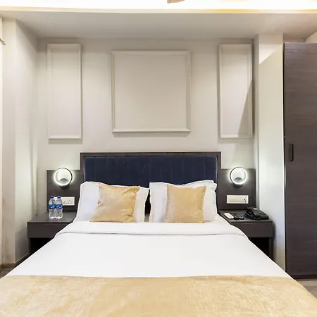 Hotel Classio Andheri - Near Dn Nagar Metro Station 3*