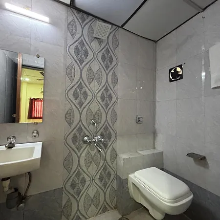 Kailash Park Near International Airport T2 3*