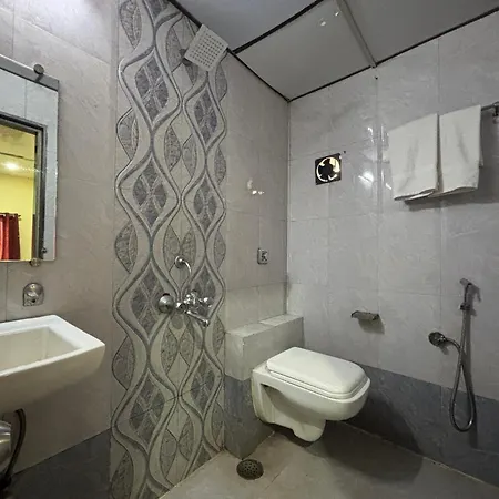 Kailash Park Near International Airport T2 3*