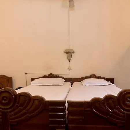 Bed & Breakfast At Colaba 3*