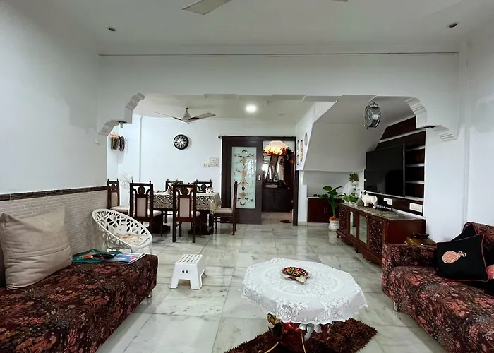 Spacious Private Room Amidst The City