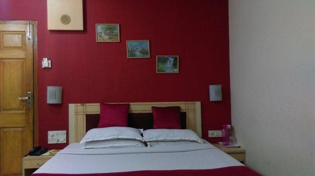 Treebo Cruz Royale Santacruz West Mumbai