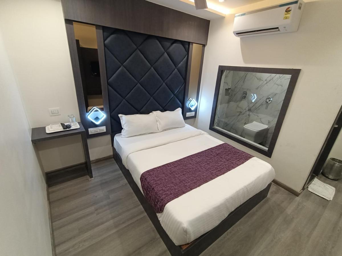 Classio Andheri - Near Dn Nagar Metro Station Hotel