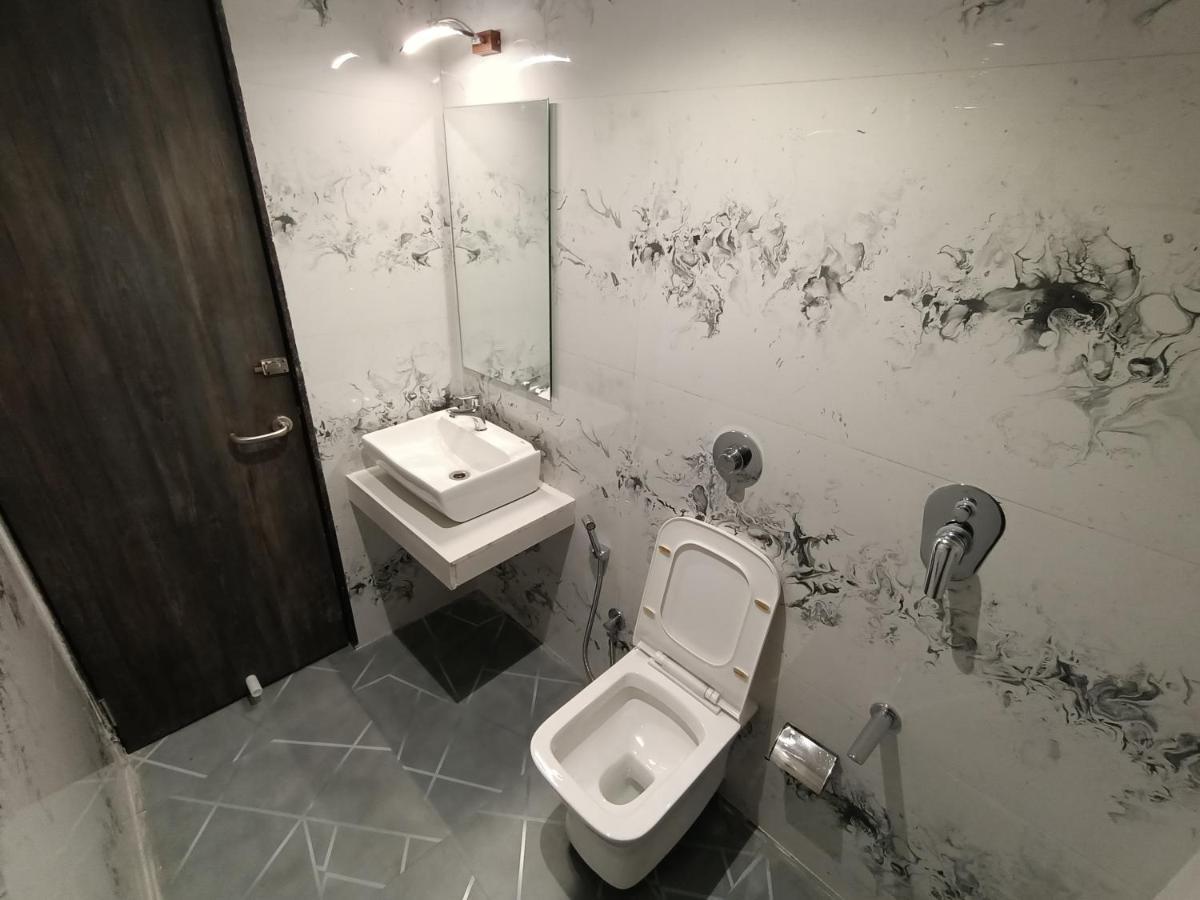 Classio Andheri - Near Dn Nagar Metro Station 3*