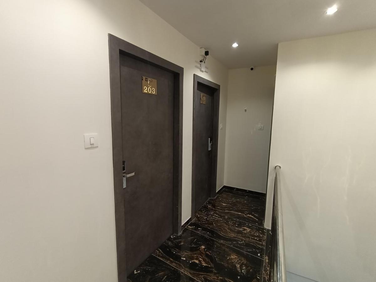 Classio Andheri - Near Dn Nagar Metro Station Hotel