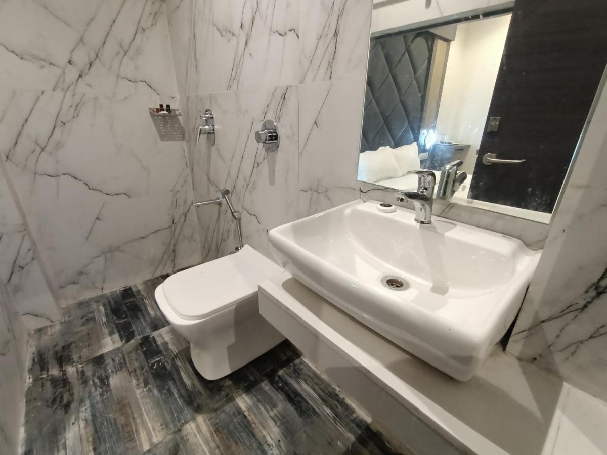 Classio Andheri - Near Dn Nagar Metro Station 3*