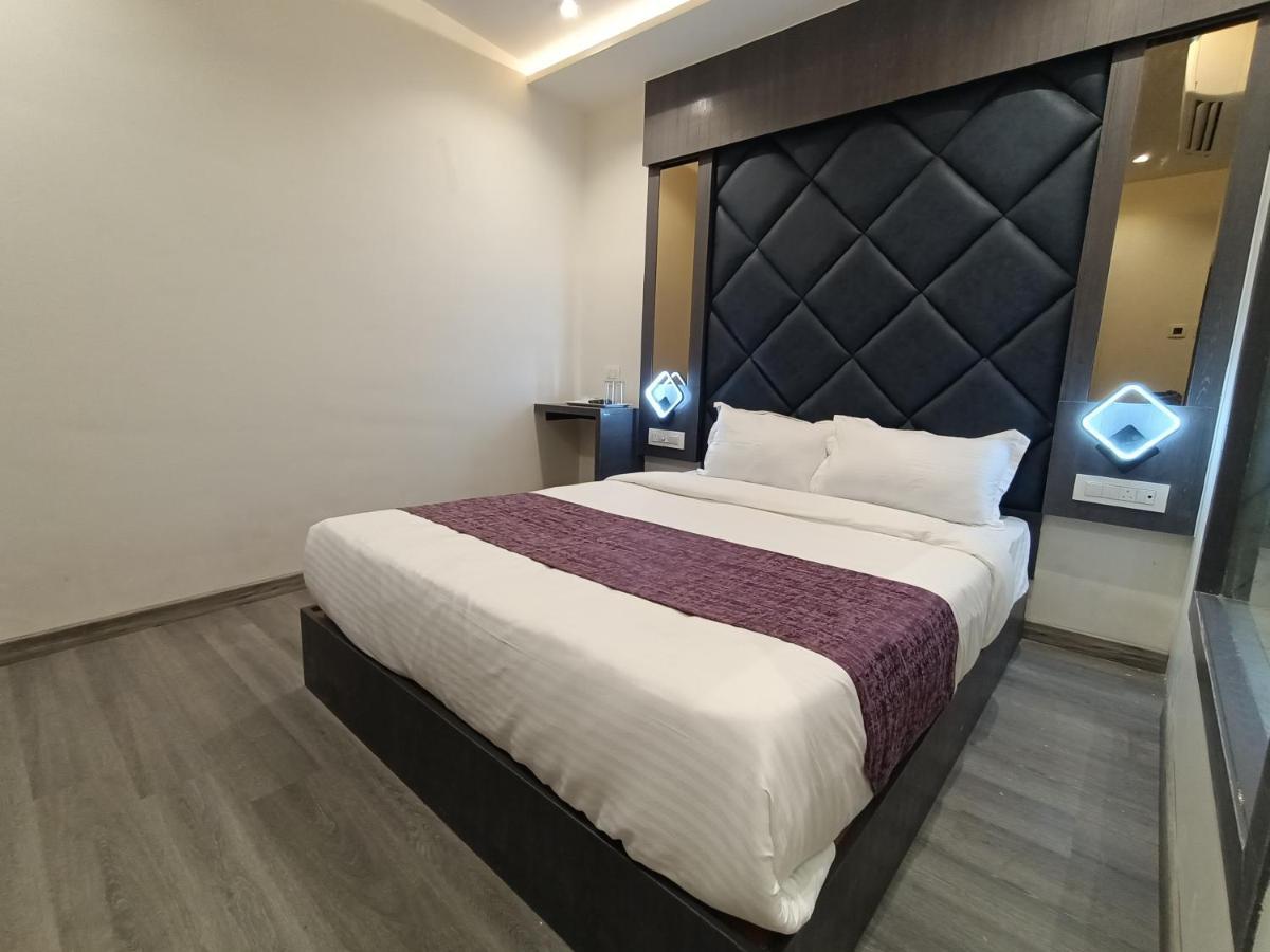 Classio Andheri - Near Dn Nagar Metro Station 3*