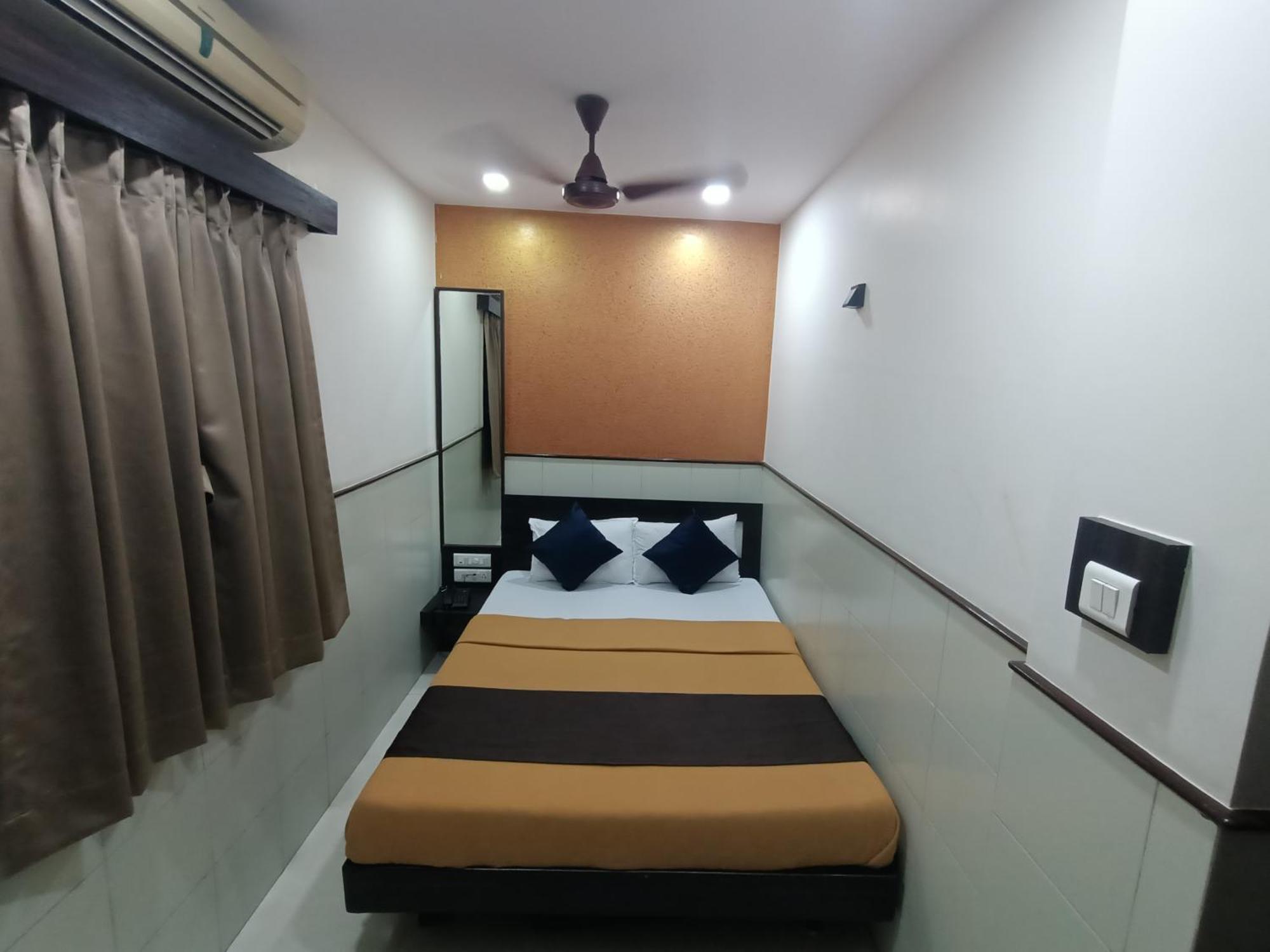 Hotel Triton - Near Us Embassy - In Sion Bombaim