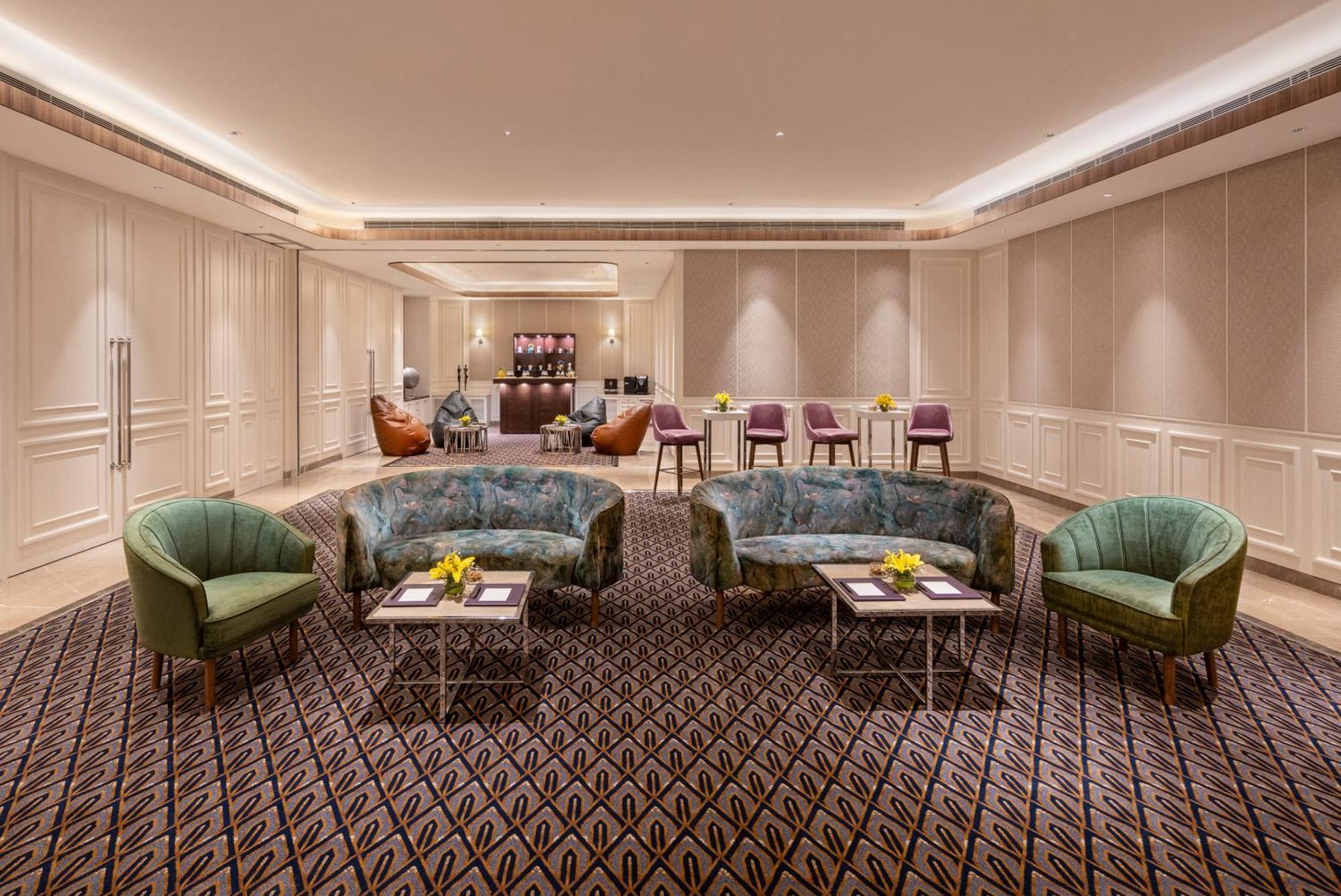Aurika, International Airport - Luxury By Lemon Tree 5*