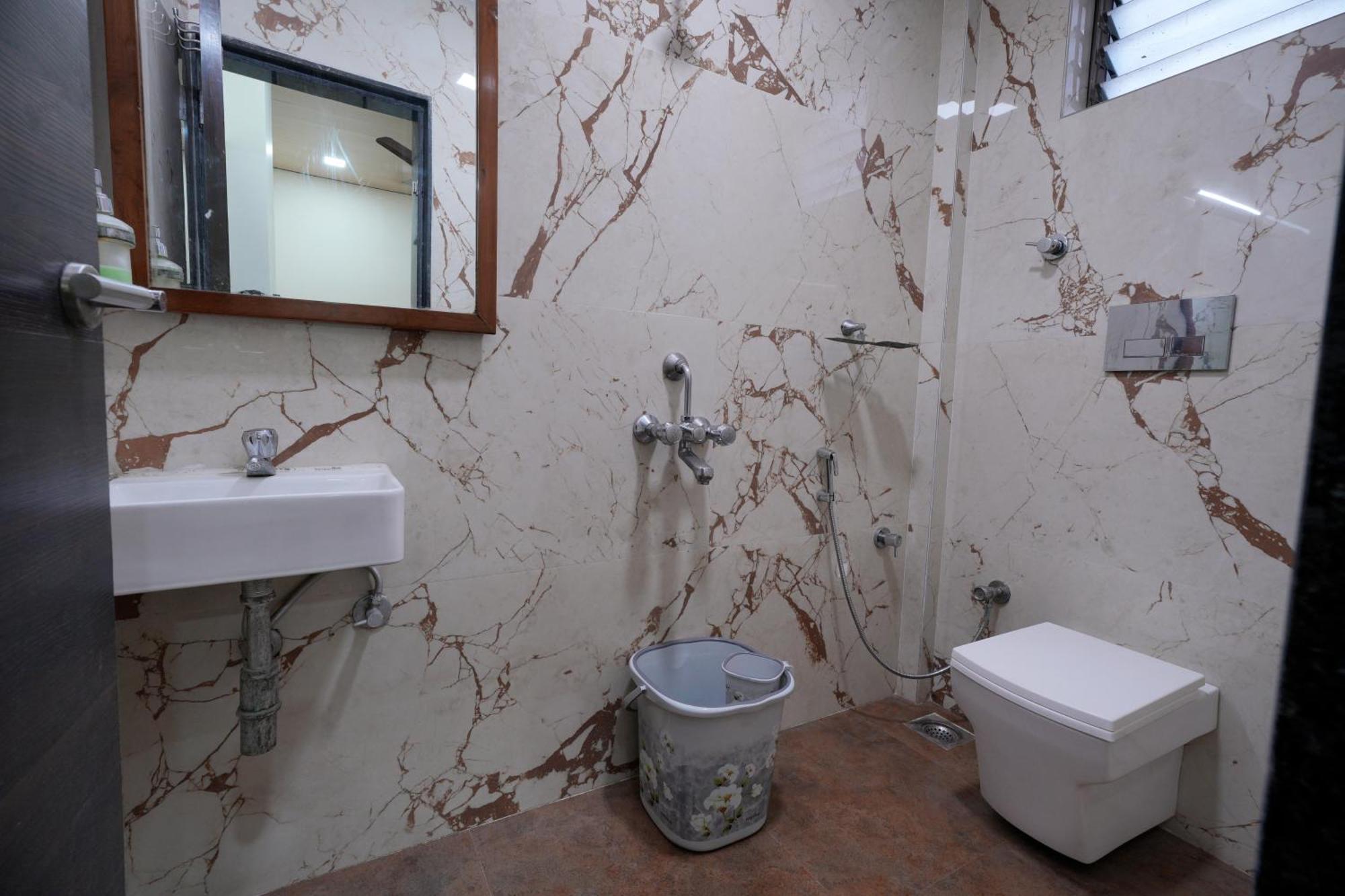 Triton - Near Us Embassy - In Sion 2* Bombaim
