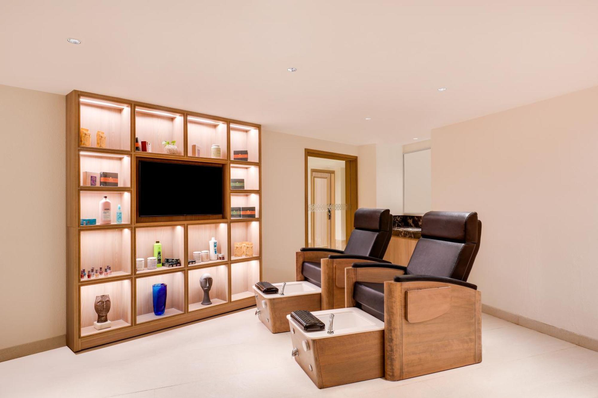 Hotel Aurika, International Airport - Luxury By Lemon Tree 5*