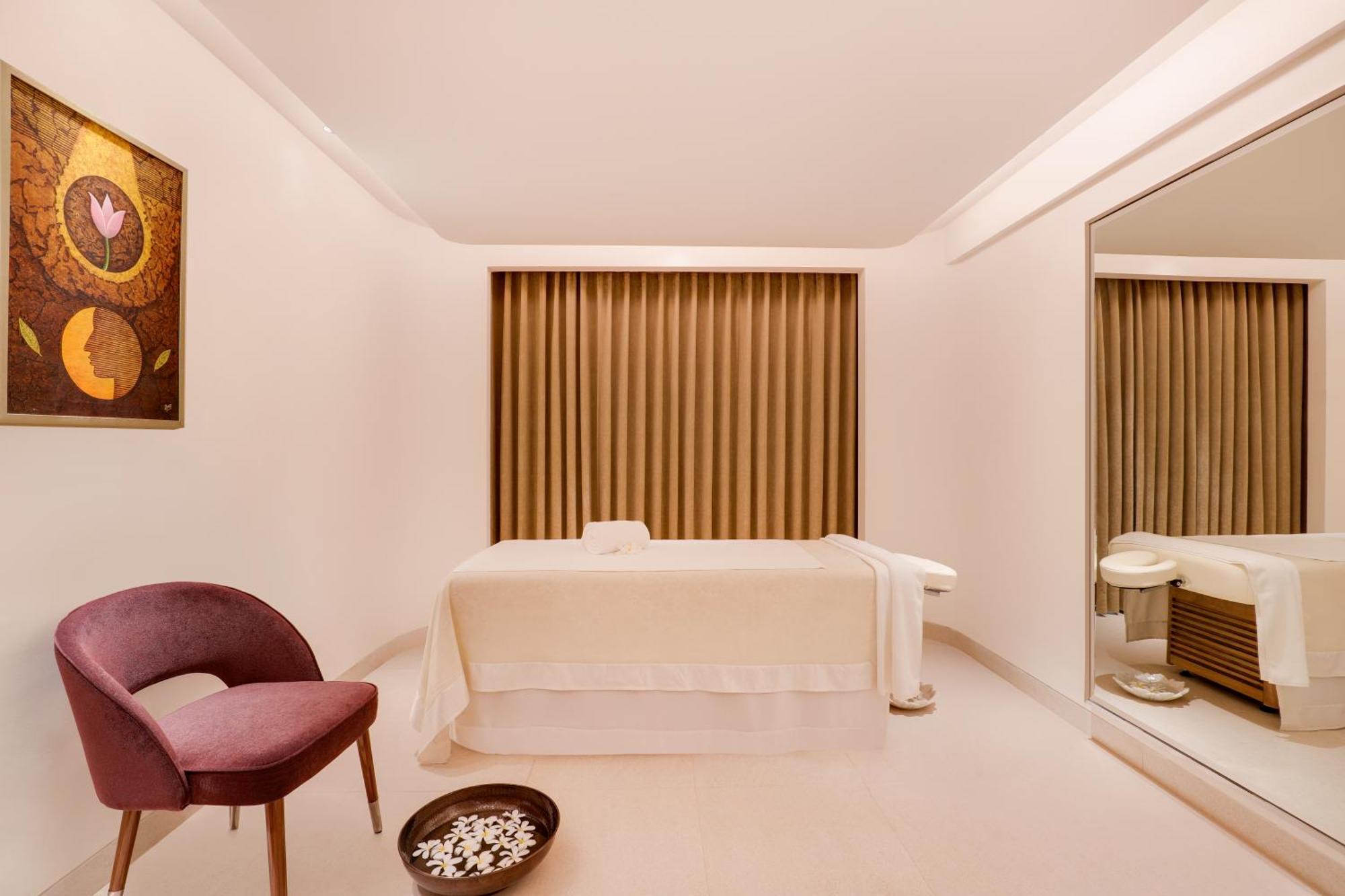 Hotel Aurika, International Airport - Luxury By Lemon Tree