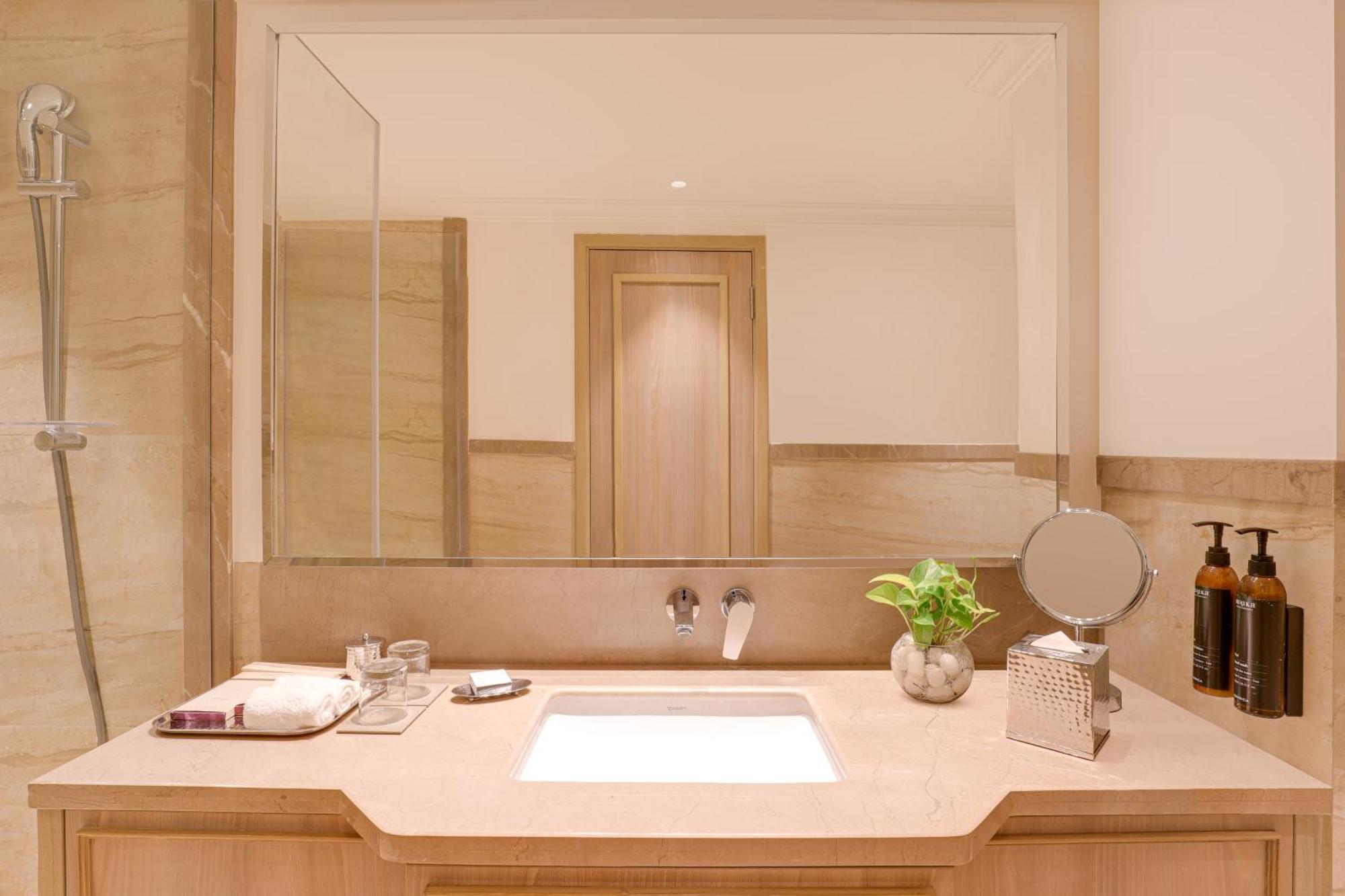 Hotel Aurika, International Airport - Luxury By Lemon Tree