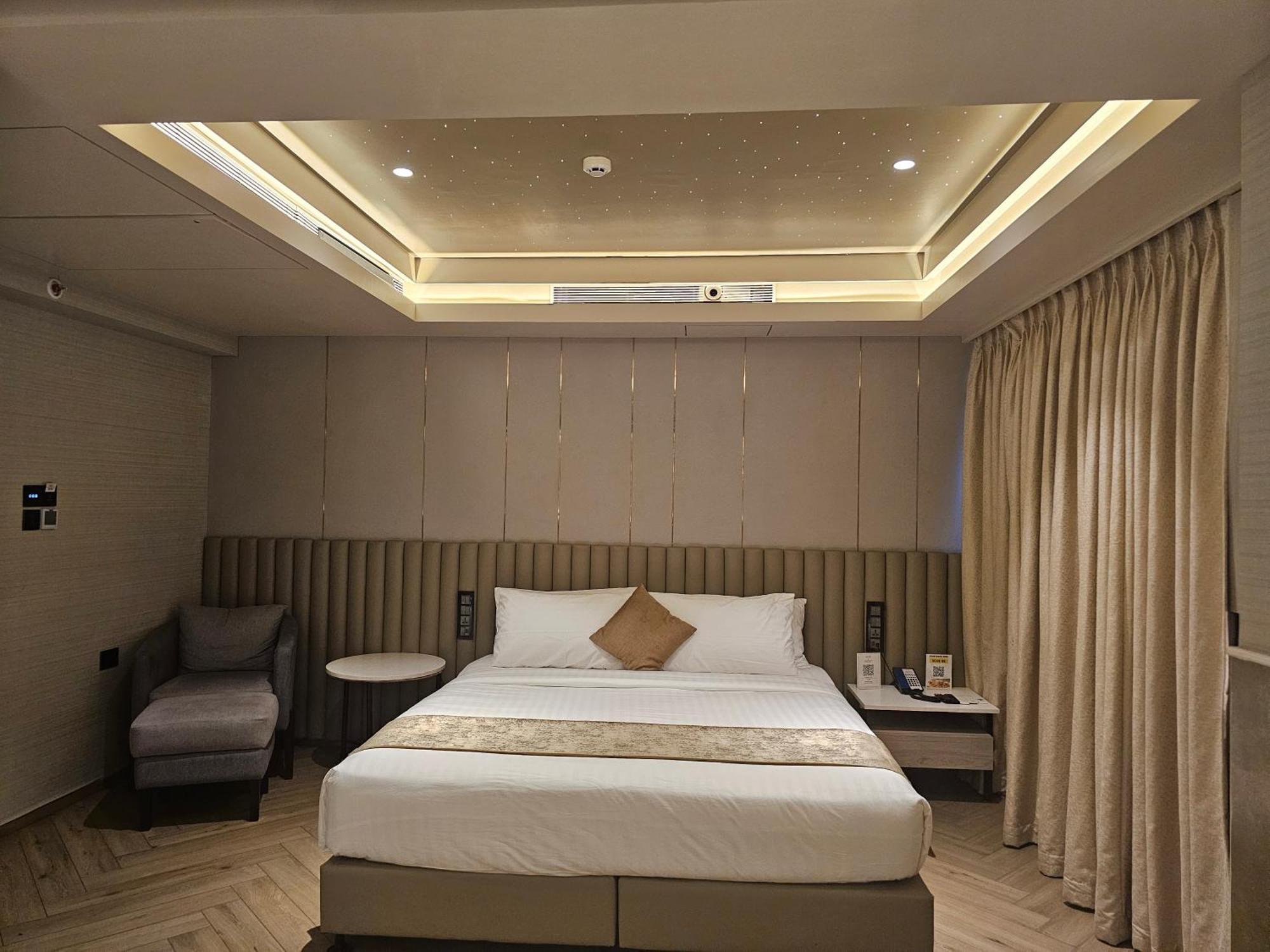 Hotel Dragonfly - The Art