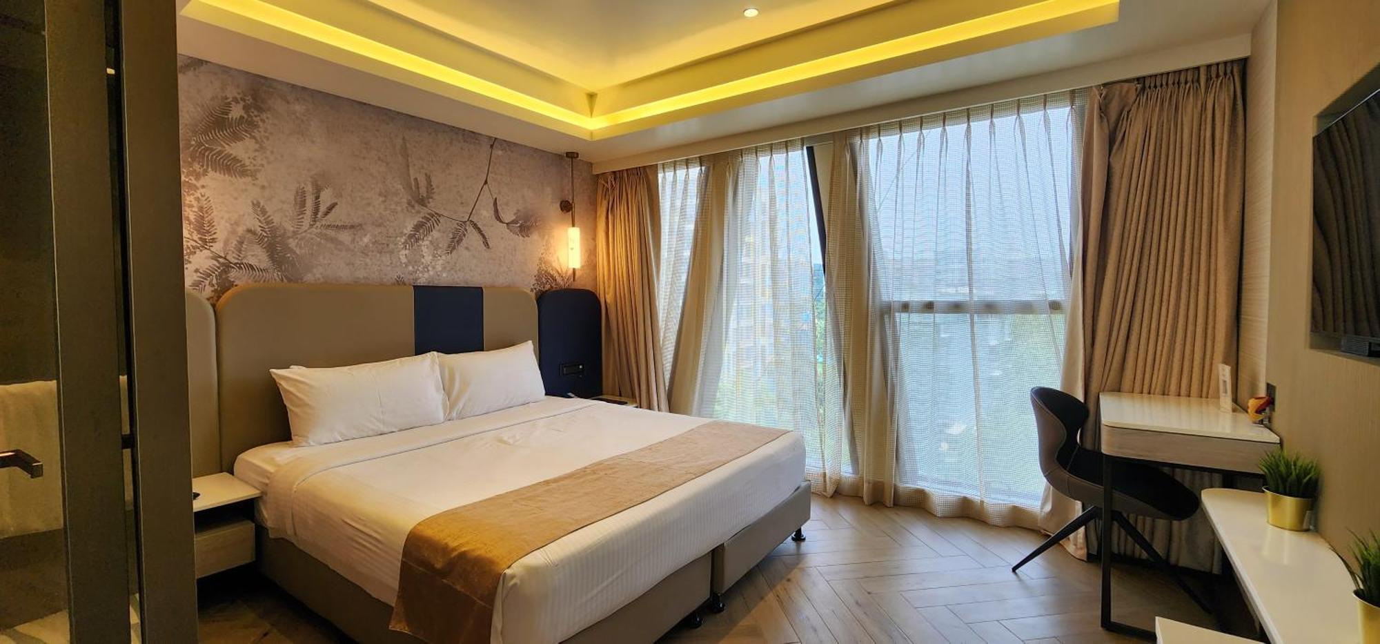 Dragonfly - The Art Hotel