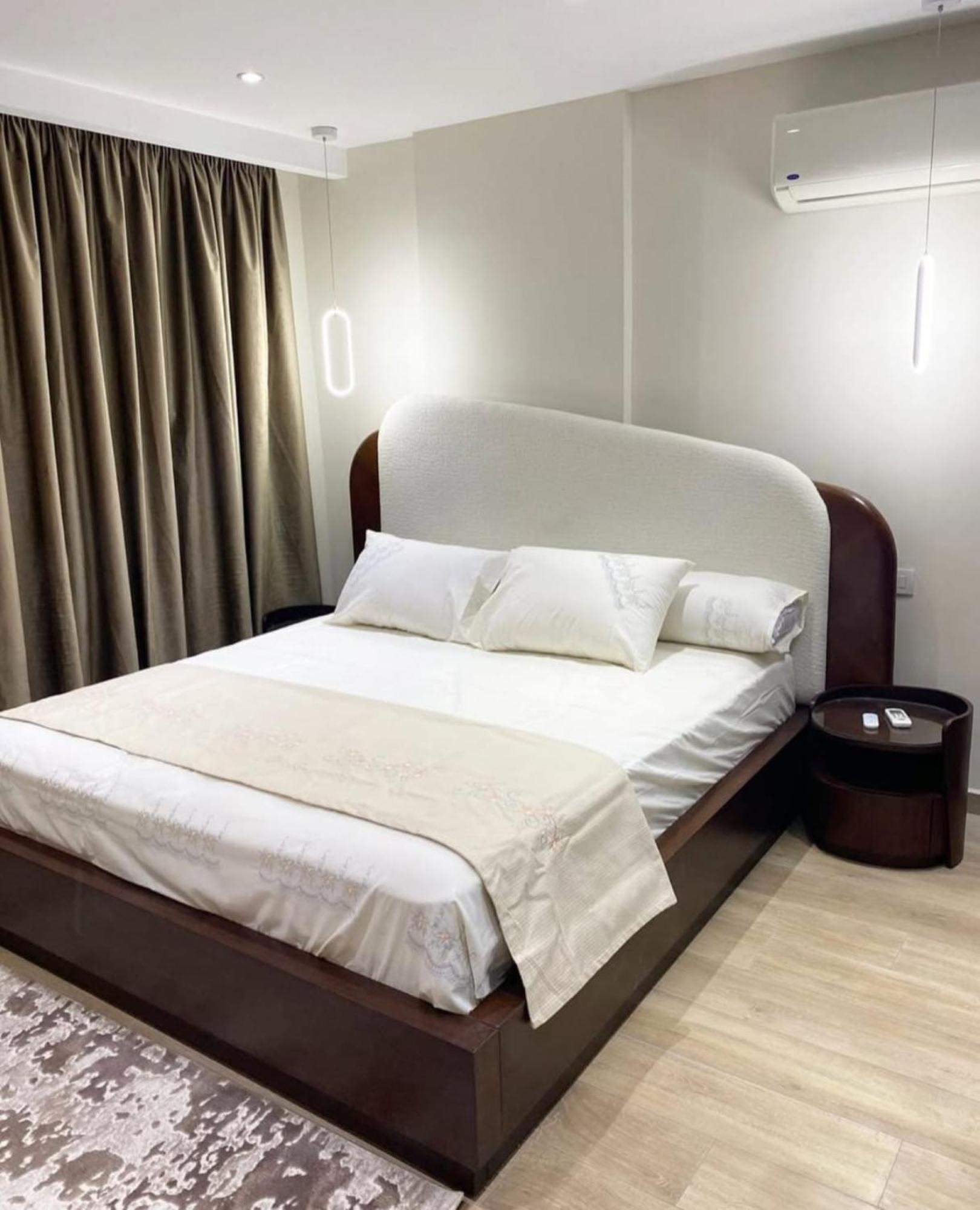 Z-a-r-a Park Goregaon West 2*