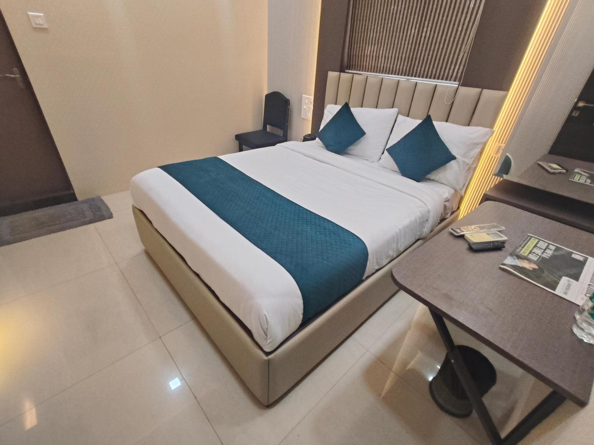 Triton - Near Us Embassy - In Sion Hotel Bombaim