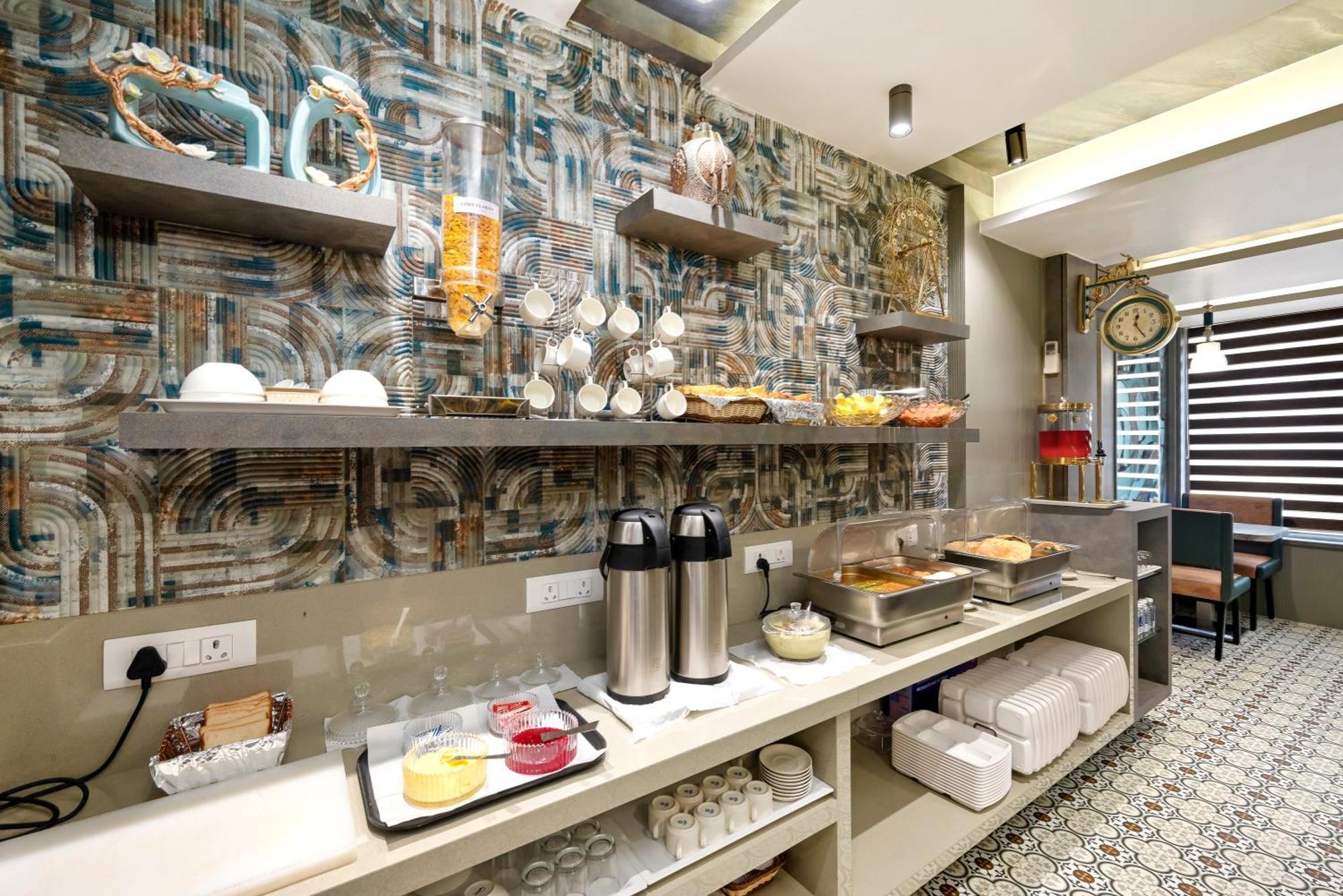 Kalpana Palace, Hotel