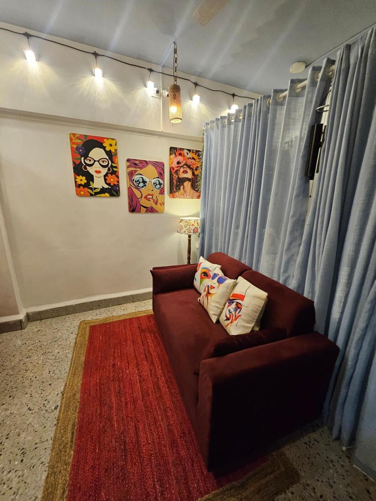 Retro Bandra - Cozy Comfort In A Heritage Village Apartment *