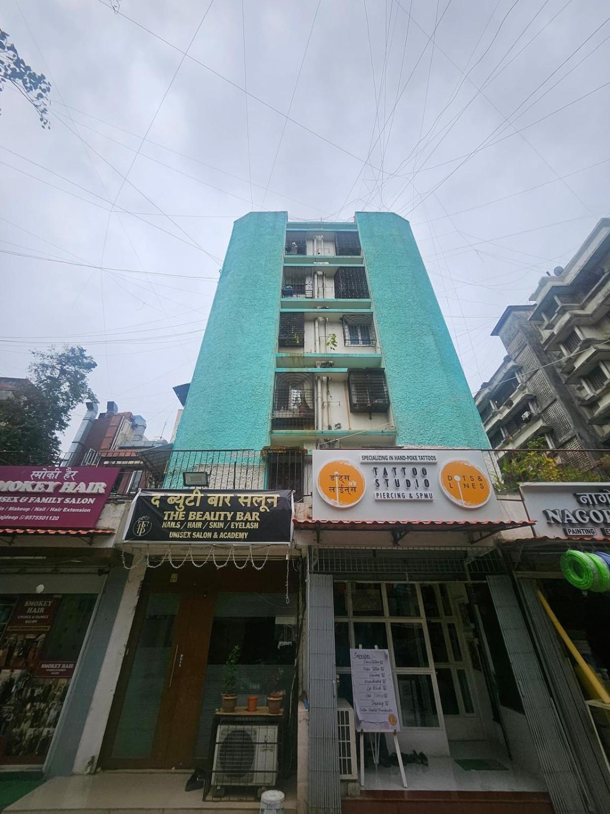 Retro Bandra - Cozy Comfort In A Heritage Village Apartment