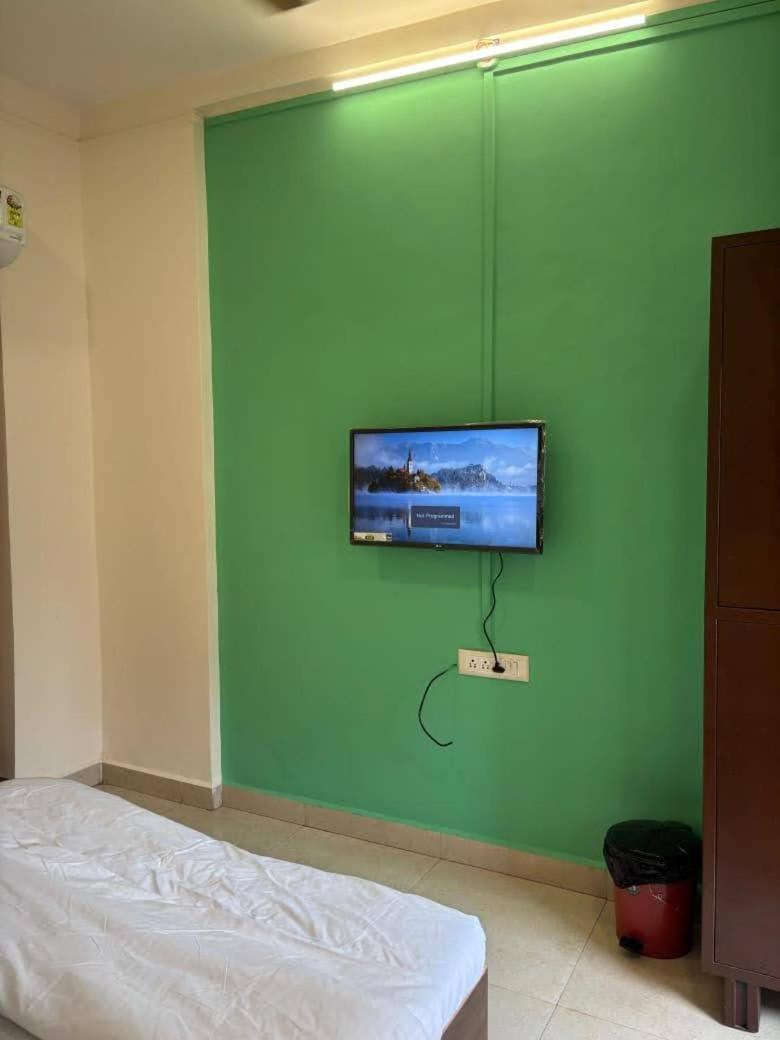 Omkar Regency Ac Goregaon West Guest house