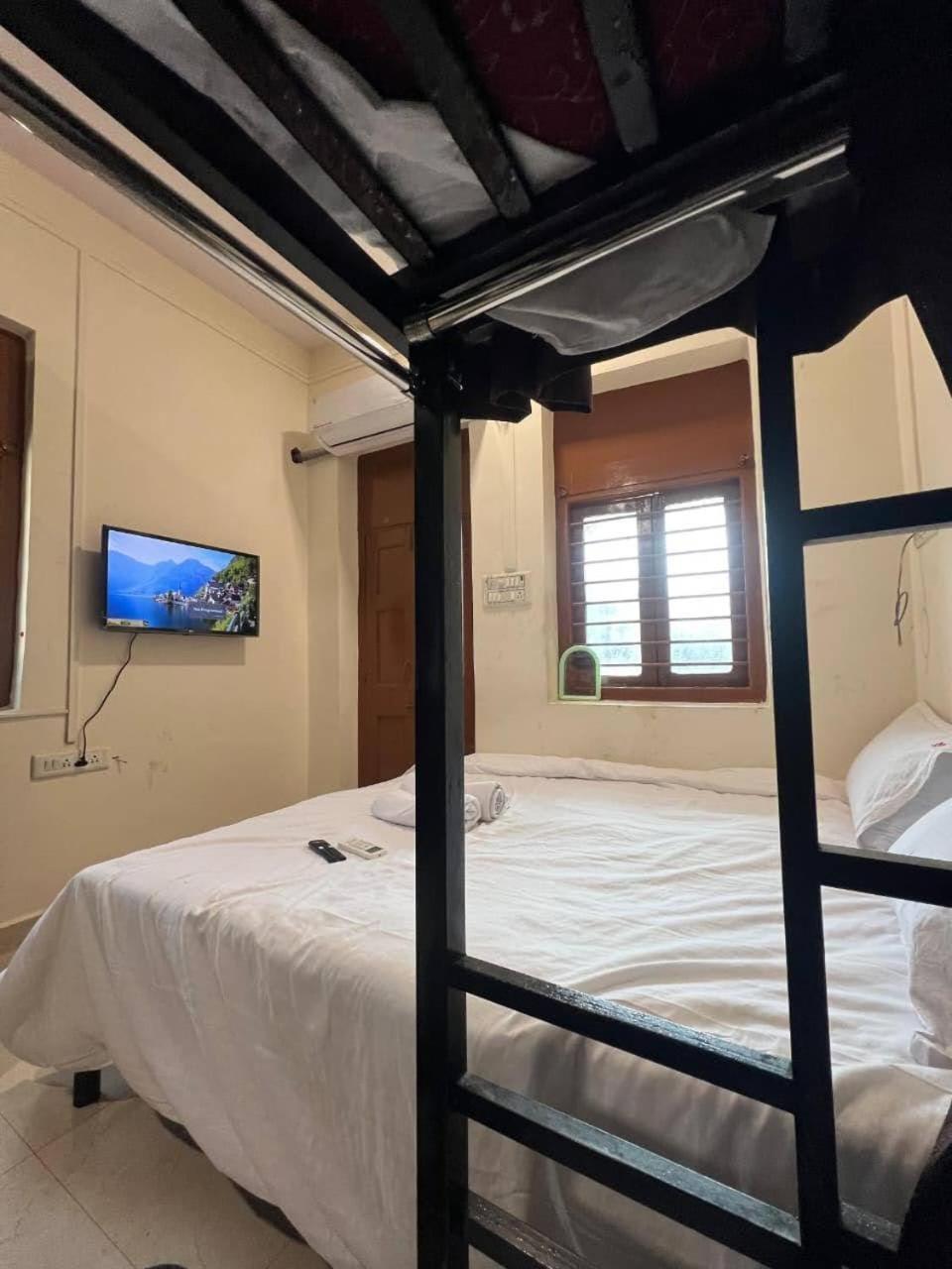 Guest house Omkar Regency Ac Goregaon West *