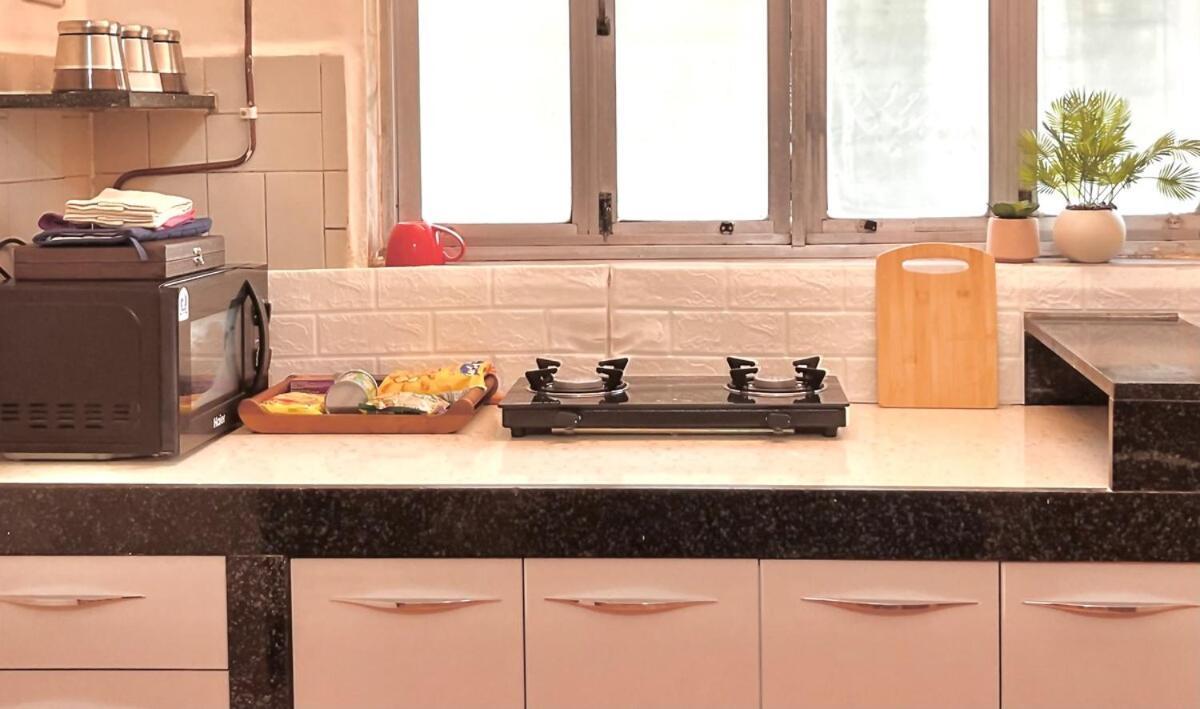 1bhk Balcony Retreat - Gulmohar Road, Juhu *